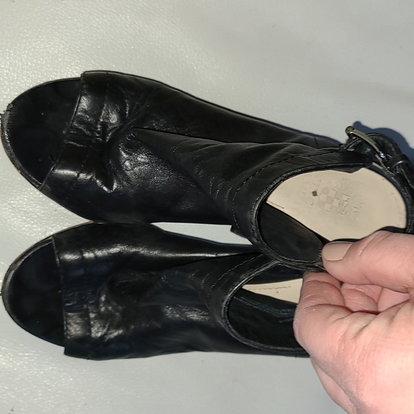 Vince Camuto black leather open toed sandals - Picture 3 of 9